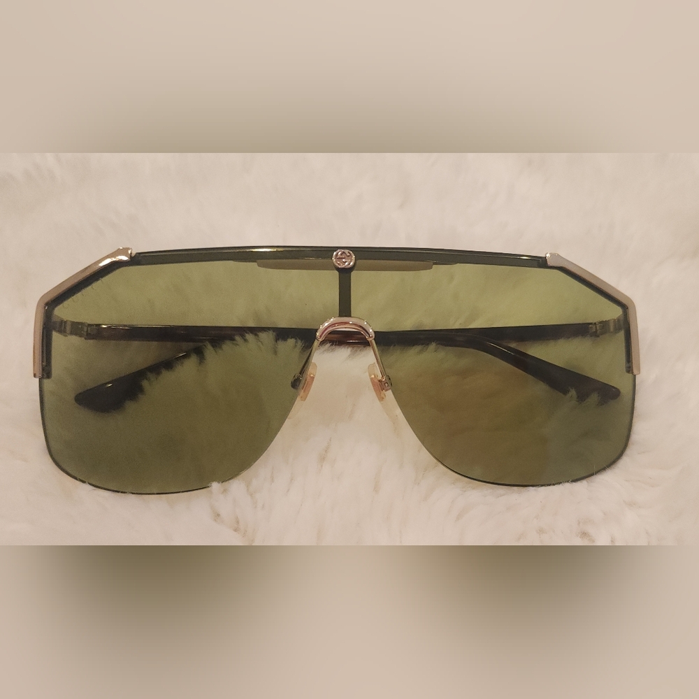 Gucci Gold and Black Women's Sunglasses - Picture 4 of 5